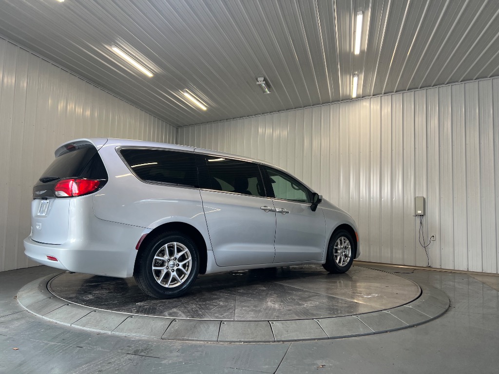 Photo 3 of 2023 Chrysler Voyager LX