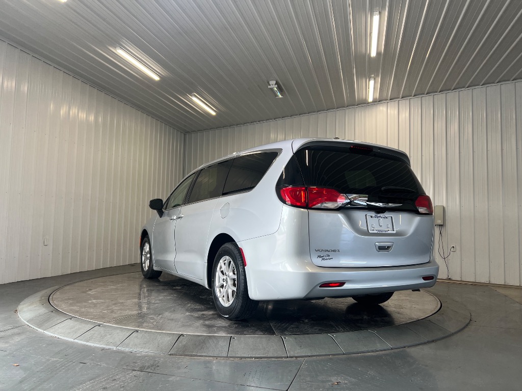 Photo 4 of 2023 Chrysler Voyager LX
