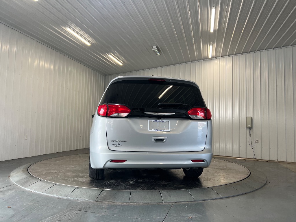 Photo 5 of 2023 Chrysler Voyager LX