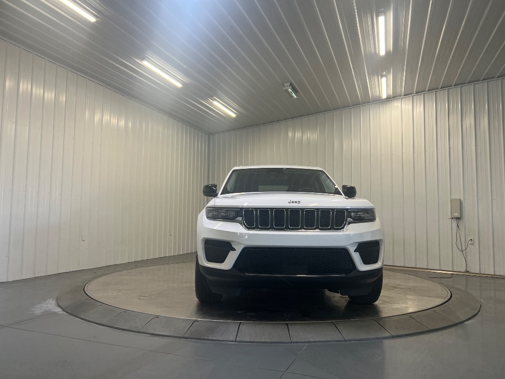 Photo 2 of 2023 Jeep Grand Cherokee Laredo