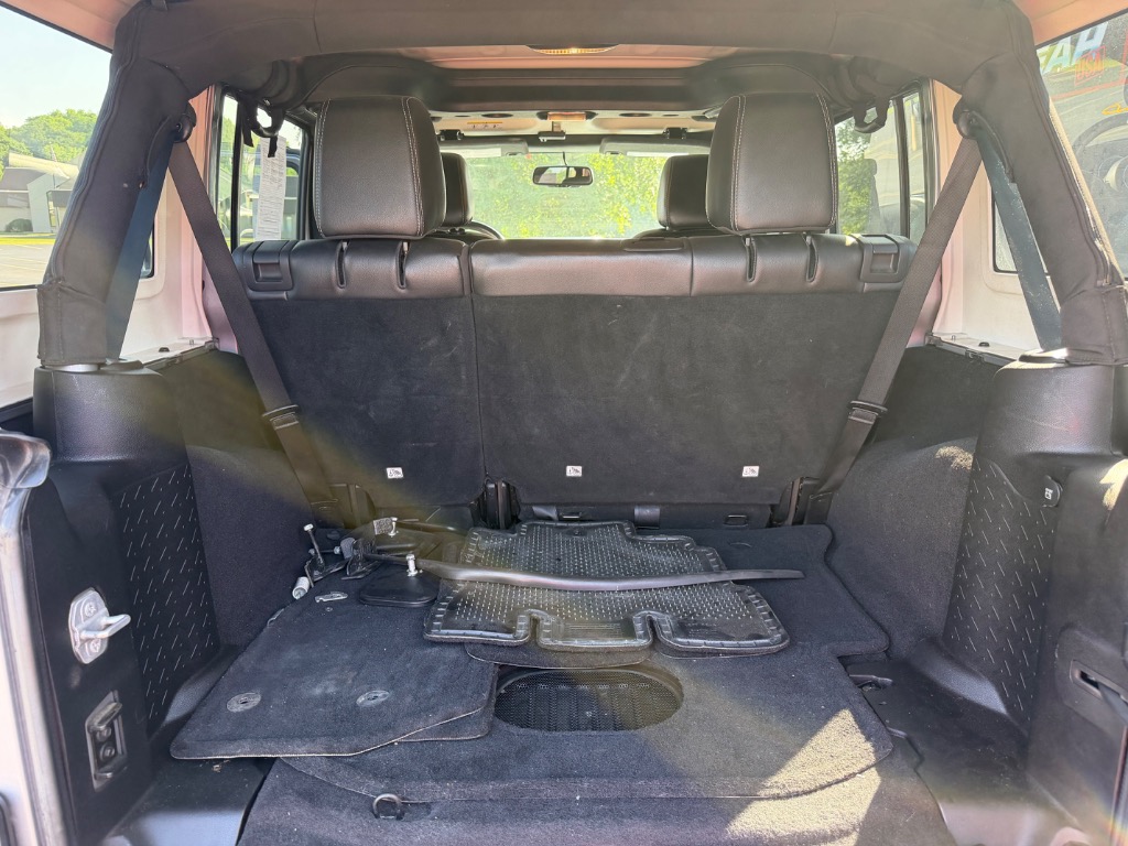 2015 Jeep Wrangler Unlimited Sahara - Photo 13