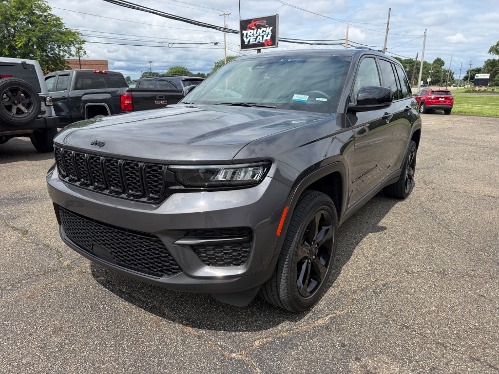 2023 Jeep Grand Cherokee Altitude - Main Image