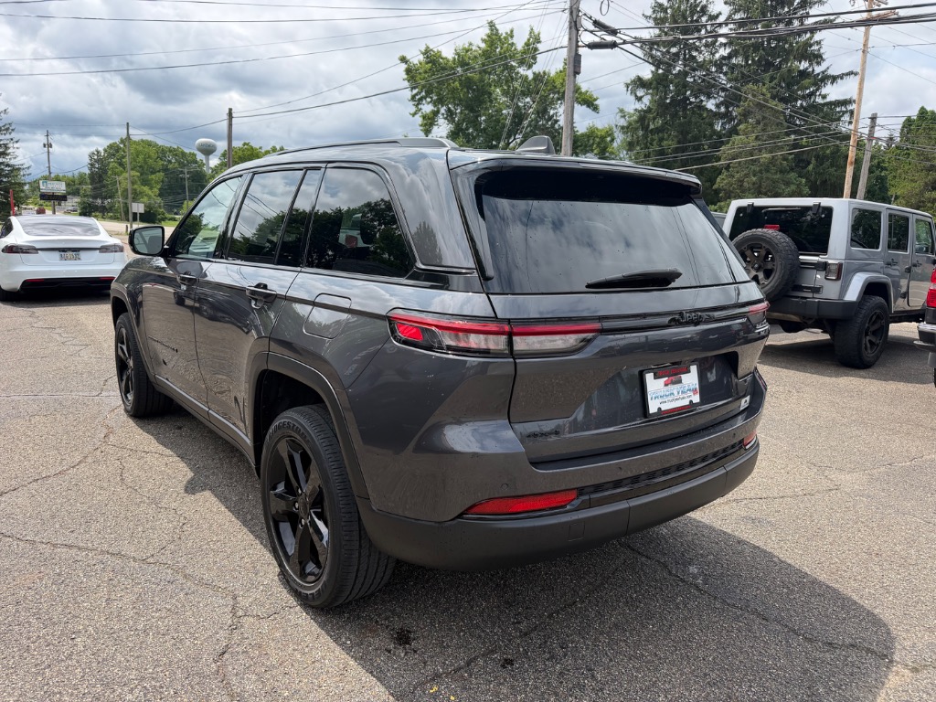 2023 Jeep Grand Cherokee Altitude - Image 3
