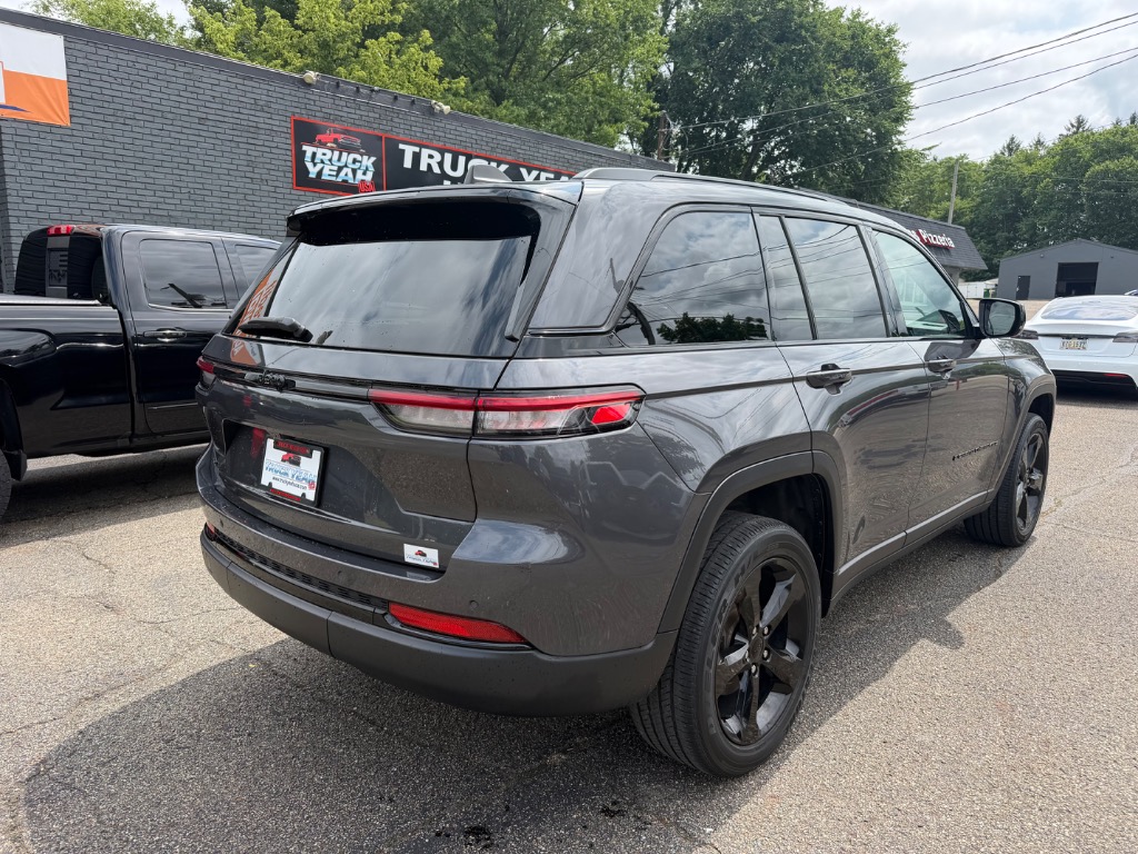 2023 Jeep Grand Cherokee Altitude - Image 5