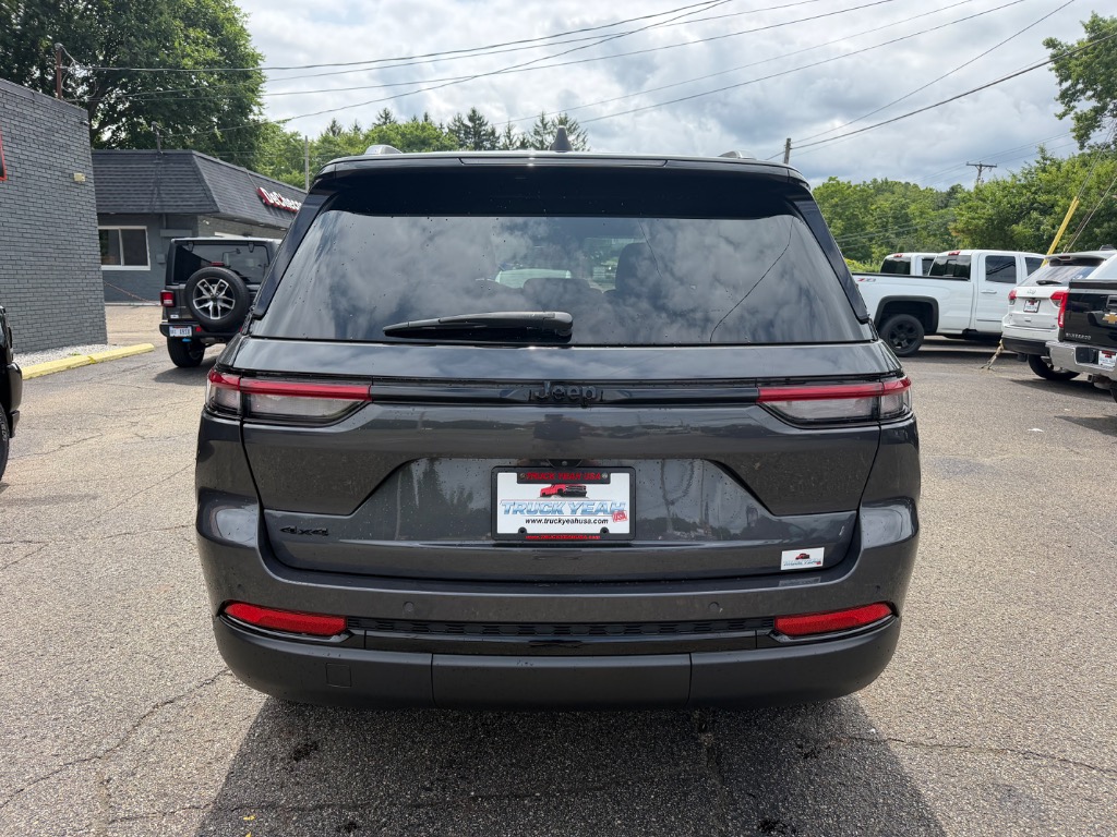 2023 Jeep Grand Cherokee Altitude - Image 4