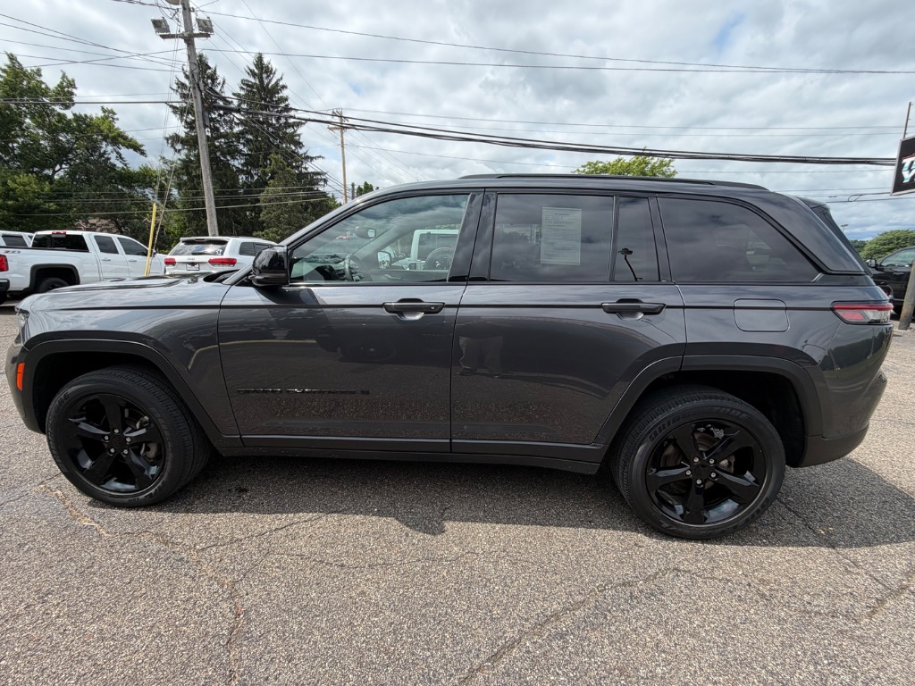 2023 Jeep Grand Cherokee Altitude - Image 2