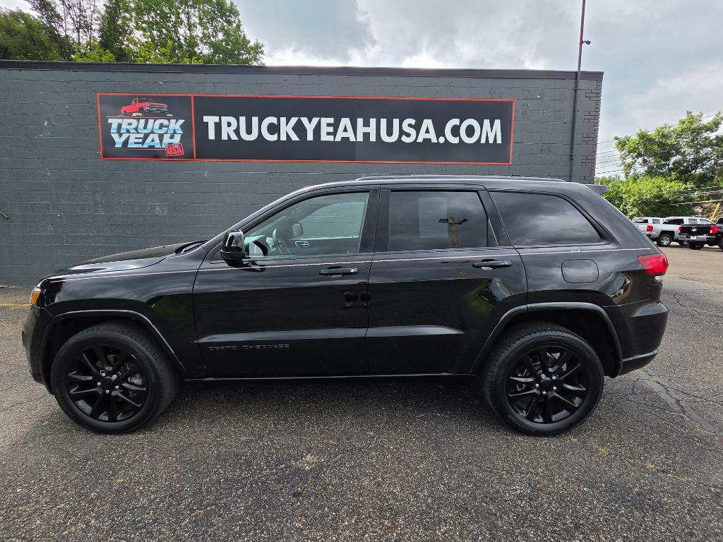 Photo 2 of 2018 Jeep Grand Cherokee Altitude