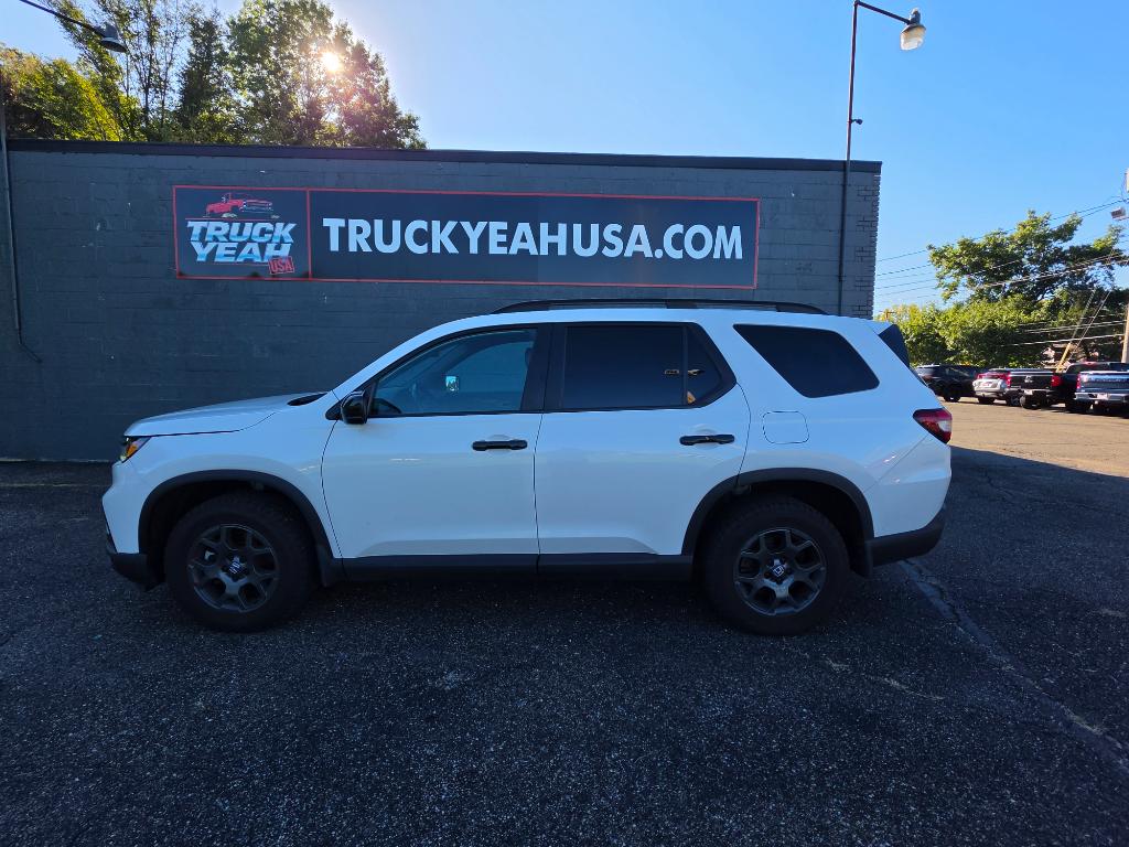 Photo 2 of 2024 Honda Pilot TrailSport