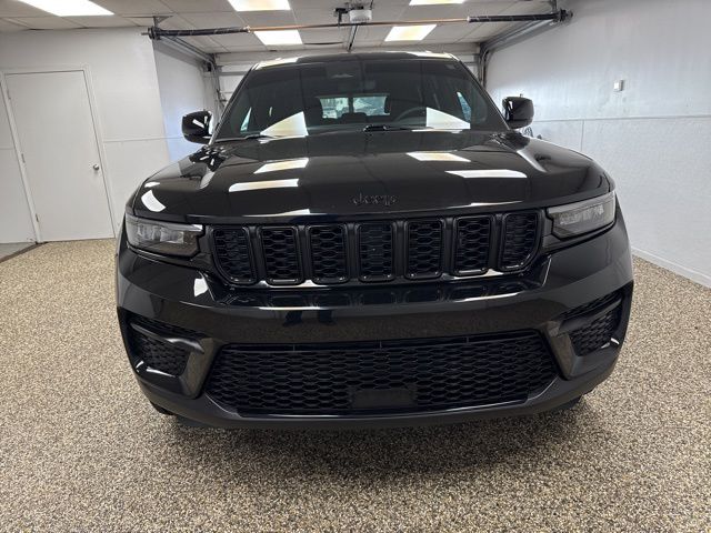 2024 Jeep Grand Cherokee Altitude X - Image 2