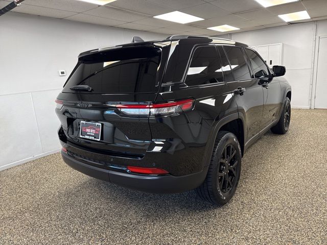 2024 Jeep Grand Cherokee Altitude X - Image 4