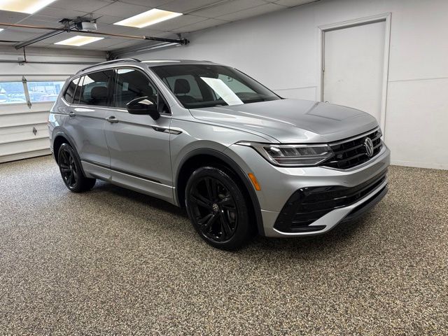 2023 Volkswagen Tiguan SE R-Line Black 4Motion - Image 3