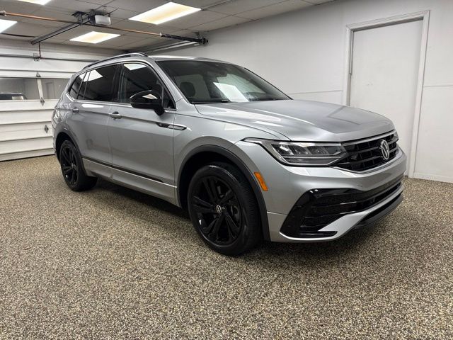 Photo 3 of 2023 Volkswagen Tiguan SE R-Line Black