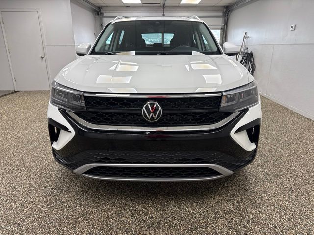 Photo 2 of 2023 Volkswagen Taos SE 4Motion