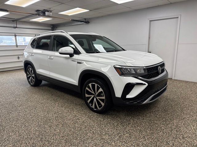 Photo 3 of 2023 Volkswagen Taos SE 4Motion