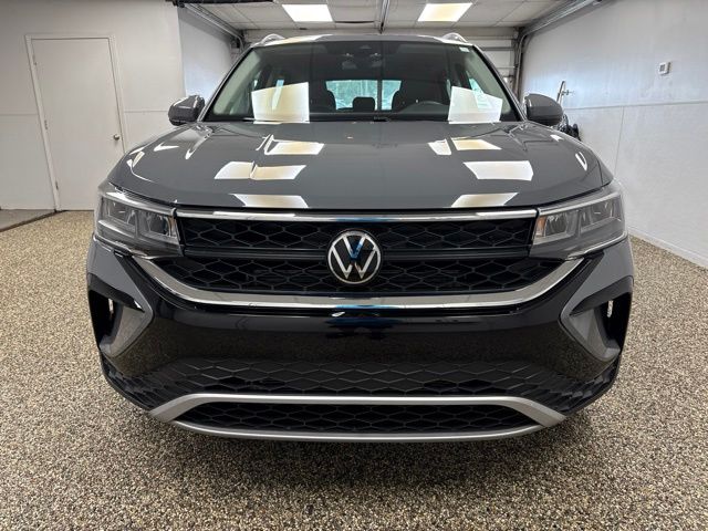 Photo 2 of 2023 Volkswagen Taos SE