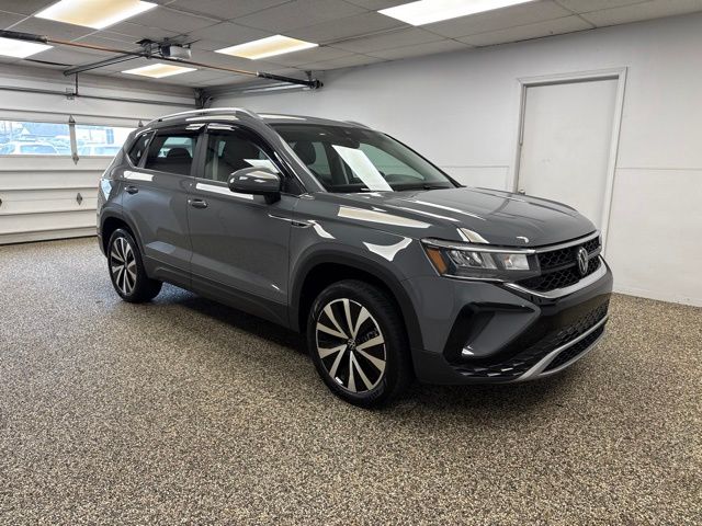 Photo 3 of 2023 Volkswagen Taos SE