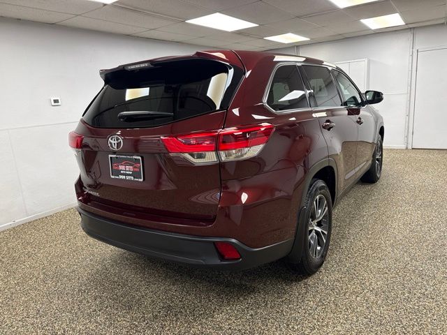 Photo 4 of 2019 Toyota Highlander LE