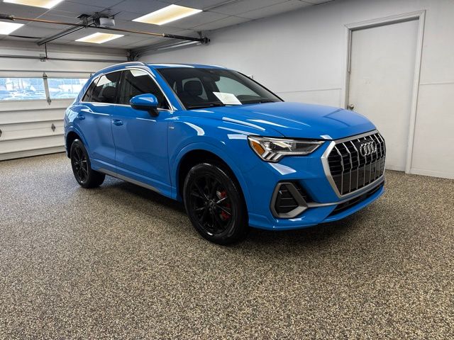 Photo 3 of 2023 Audi Q3 quattro S line Premium 45 TFSI