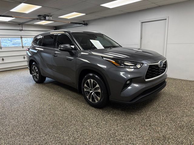 Photo 3 of 2021 Toyota Highlander Hybrid XLE