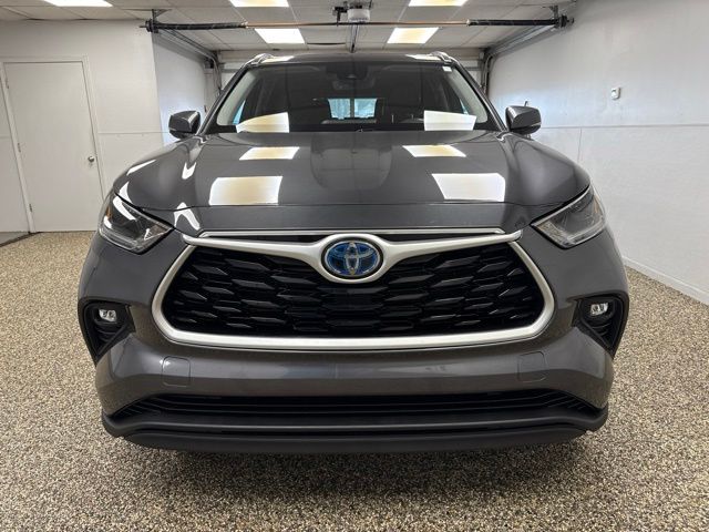 Photo 2 of 2021 Toyota Highlander Hybrid XLE