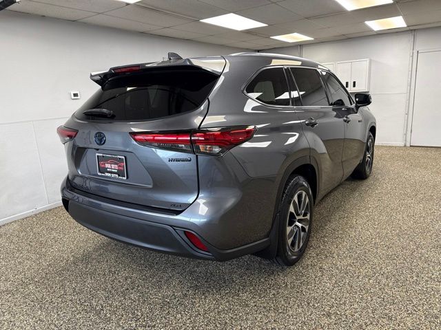 Photo 4 of 2021 Toyota Highlander Hybrid XLE