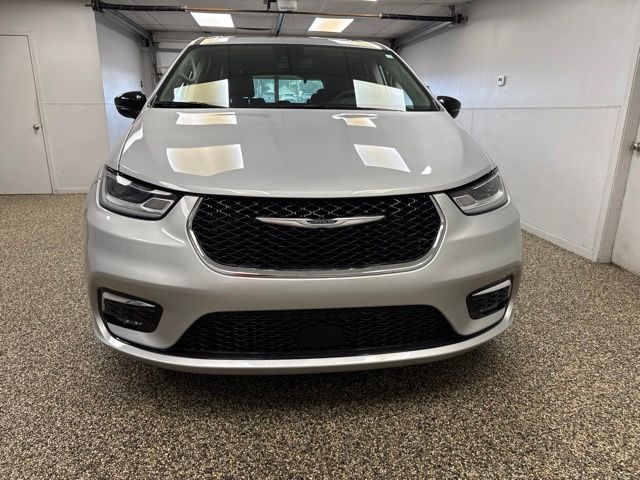 2024 Chrysler Pacifica Limited - Image 2