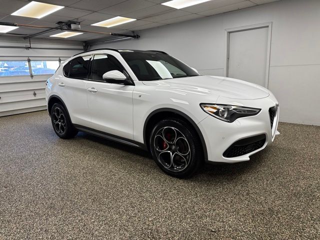 Photo 3 of 2023 Alfa Romeo Stelvio Ti