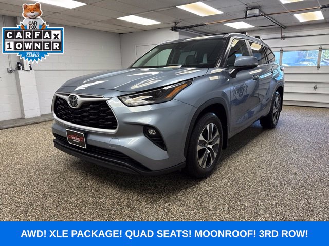 Photo 1 of 2023 Toyota Highlander XLE