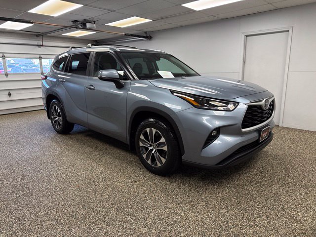 Photo 3 of 2023 Toyota Highlander XLE