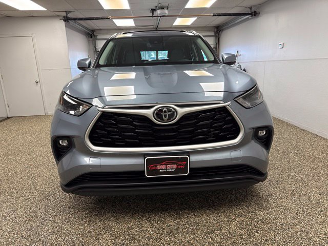 Photo 2 of 2023 Toyota Highlander XLE