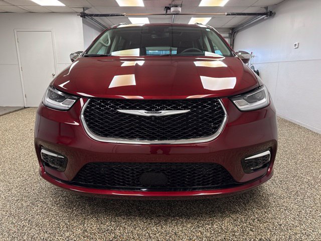 Photo 2 of 2022 Chrysler Pacifica Limited