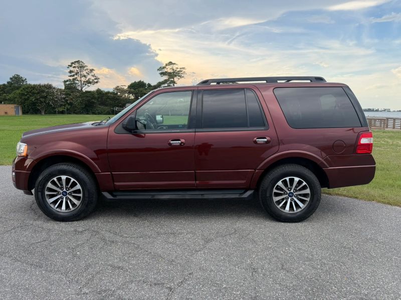 2017 Ford Expedition XLT Sport Utility 4D - Image 4