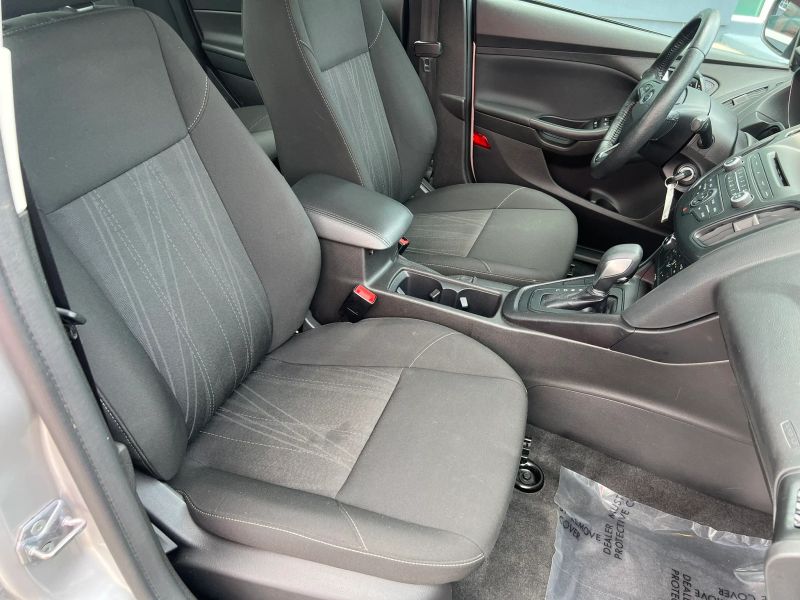 2017 Ford Focus SE Sedan 4D - Image 3