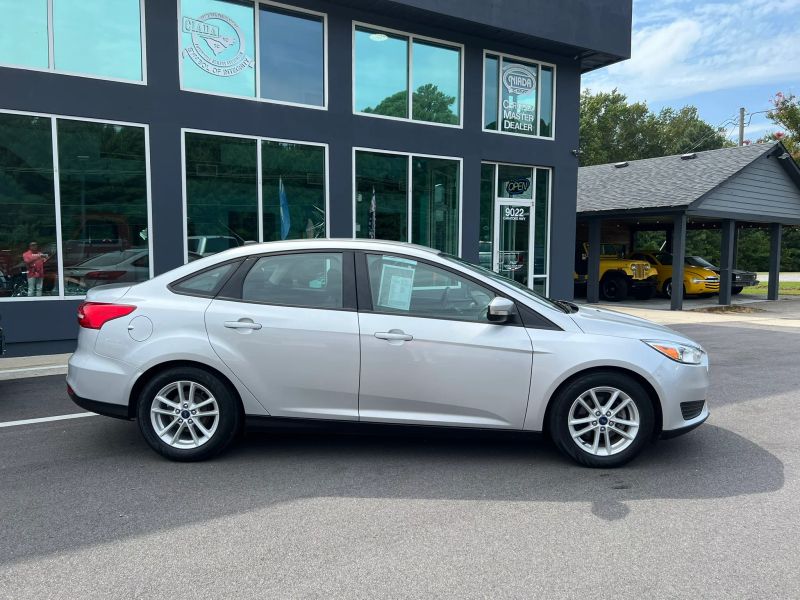 2017 Ford Focus SE Sedan 4D - Image 4