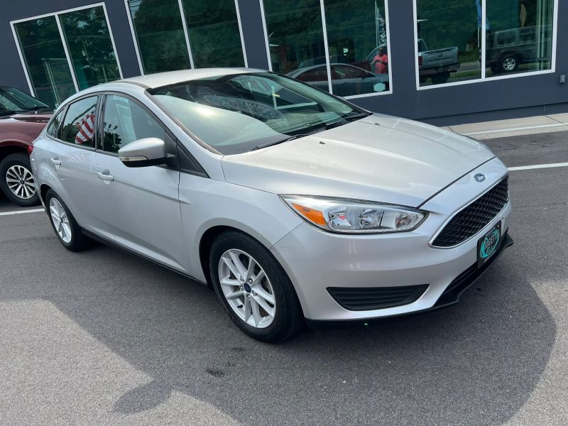 2017 Ford Focus SE Sedan 4D - Image 2