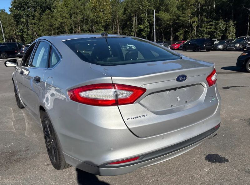2016 Ford Fusion SE Sedan 4D - Image 5