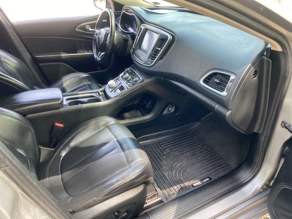 2016 Chrysler 200 C - Photo 22