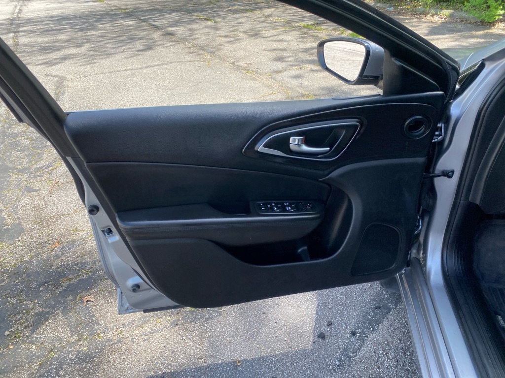 2016 Chrysler 200 C - Photo 9