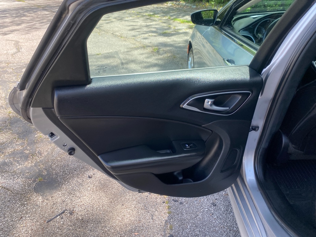 2016 Chrysler 200 C - Photo 18