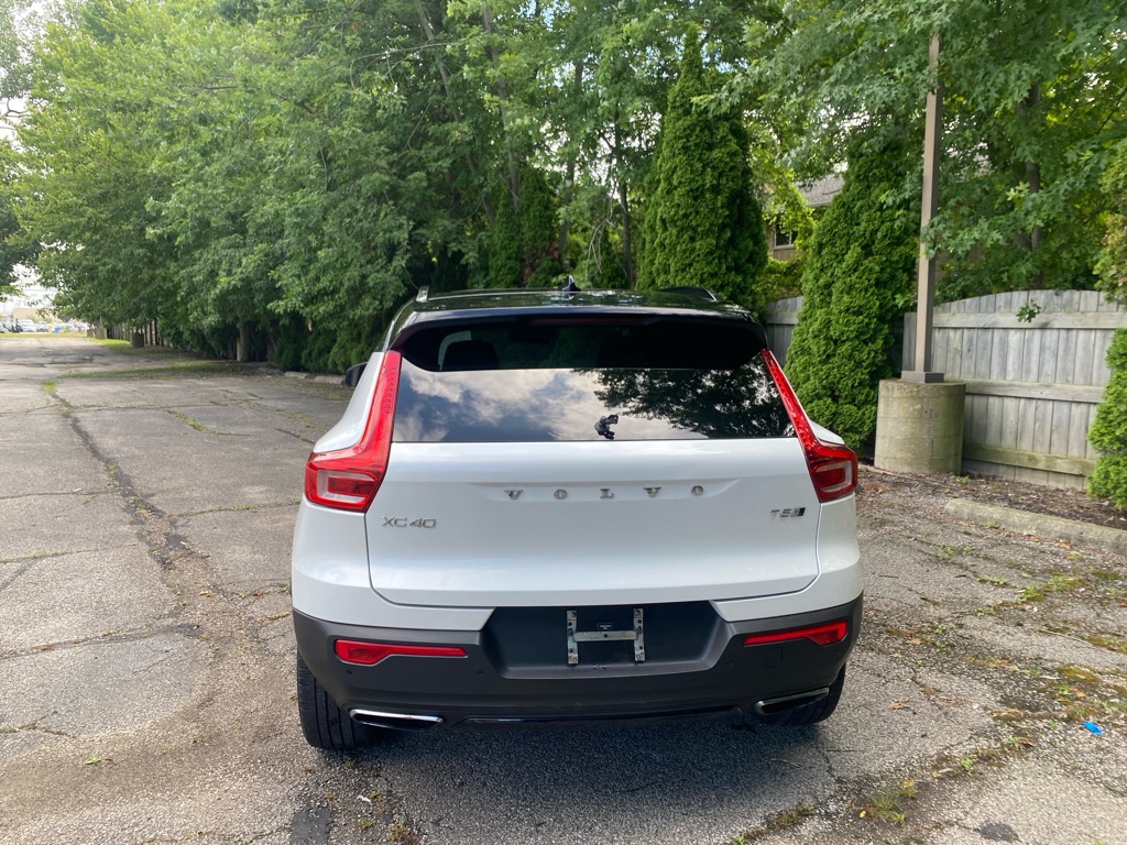 2019 Volvo XC40 T5 Momentum - Image 4