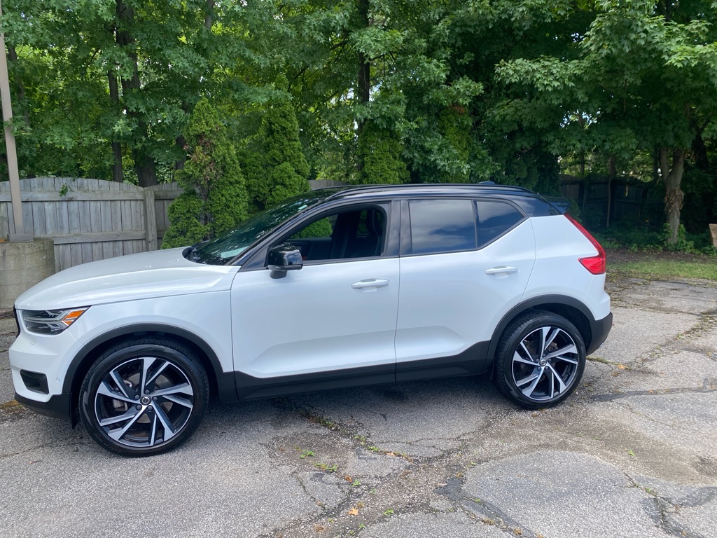 2019 Volvo XC40 T5 Momentum - Image 2