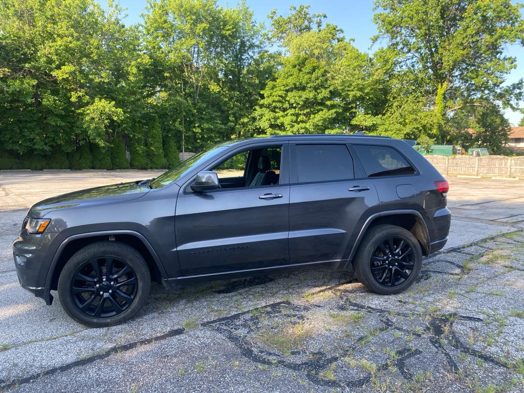 2017 Jeep Grand Cherokee Laredo - Image 2