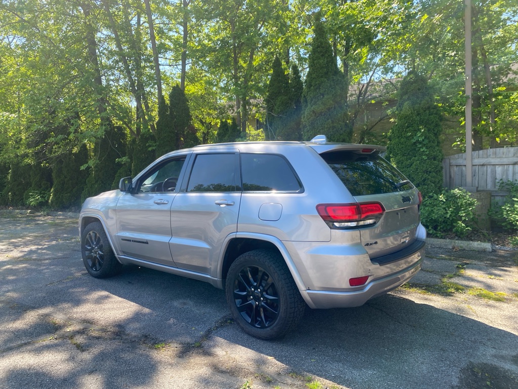 2019 Jeep Grand Cherokee Laredo - Image 3
