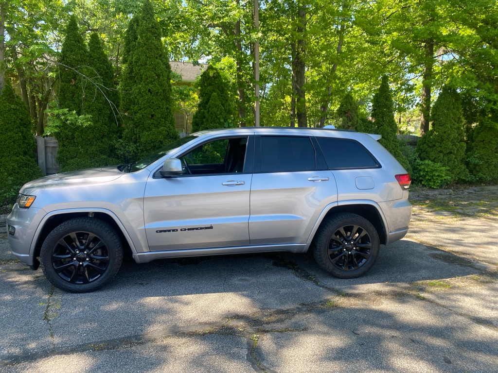 2019 Jeep Grand Cherokee Laredo - Image 2