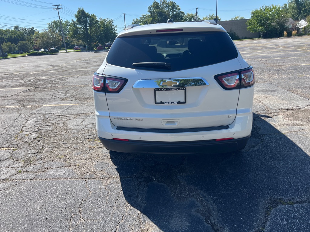 2017 Chevrolet Traverse LT - Image 4