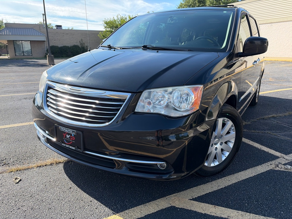 2015 Chrysler Town and Country Touring - Image 2