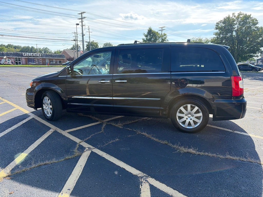2015 Chrysler Town and Country Touring - Image 5