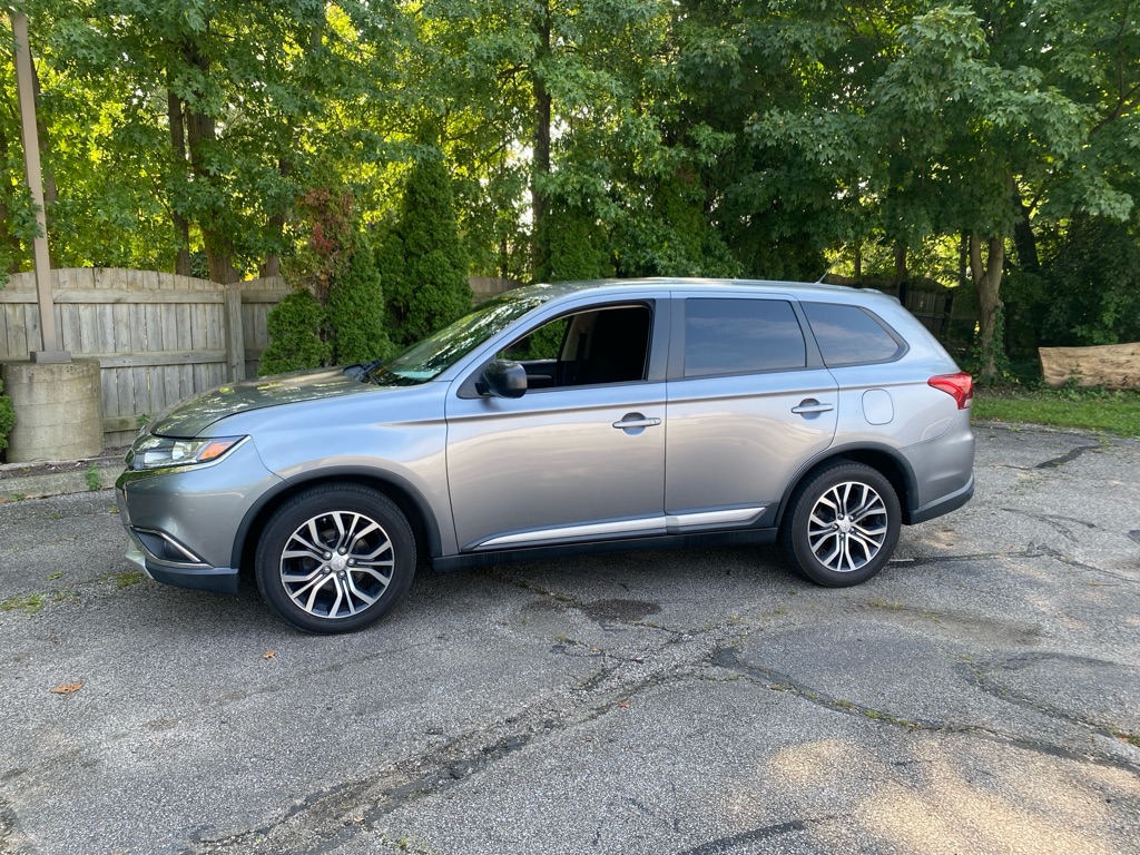 2016 Mitsubishi Outlander ES - Image 2