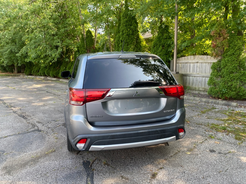 2016 Mitsubishi Outlander ES - Image 4