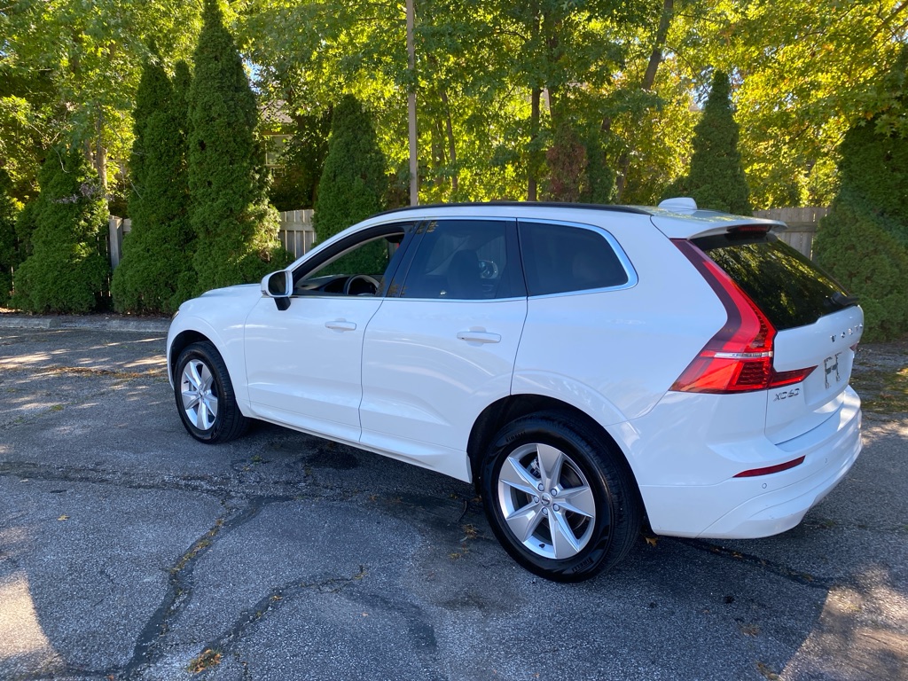2022 Volvo XC60 B5 Momentum - Image 3